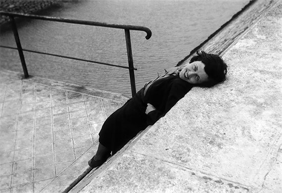 Denise BELLON
Autoportrait Paris, 1934
Tirage moderne
© Denise Bellon / akg-images Denise BELLON
Autoportrait Paris, 1934
Tirage moderne
© Denise Bellon / akg-images