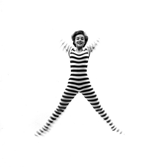 Tony Vaccaro: Jumping stripes - Modeaufnahme für FLAIR, USA, 1950er Jahre