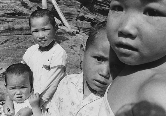 Anthony Beresford-Cooke
Children move to the Chinese mainland
+/- 1967, China
Photographers stamp and label on the back
Vintage silver print, Very Good
Not mounted, 19  X  26,9 cm