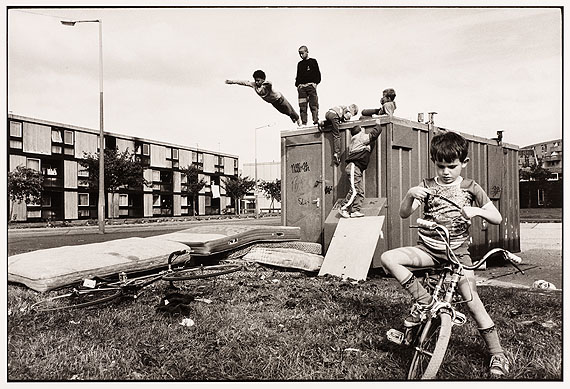 © Stuart Franklin/Magnum Photos, Kinder in einer Wohnsiedlung, Moss Side, Manchester 1986