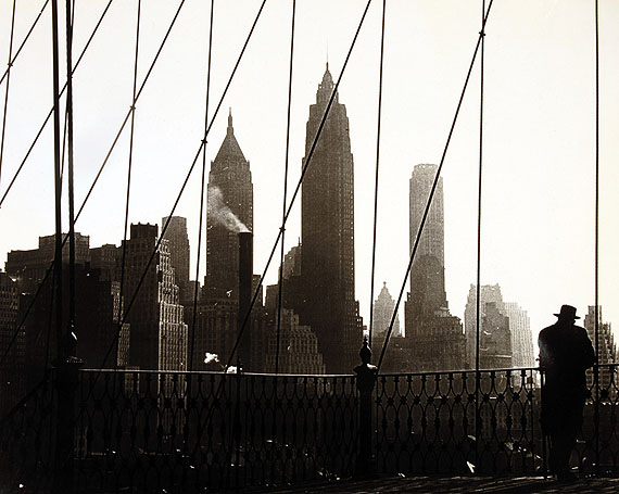 Paul Himmel Aussicht von der Brooklyn Bridge, New York, 1946-1950. Silbergelatine 25,7 x 32,1 cm © Paul Himmel