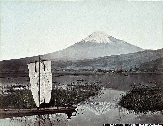 Blick von Kashiwabara aus auf den schneebedeckten Gipfel des Fuji, Tamamaura Kozabuo (zug.), 1890er Jahre
Bildnachweis: Reiss-Engelhorn-Museen/Forum Internationale Photographie
