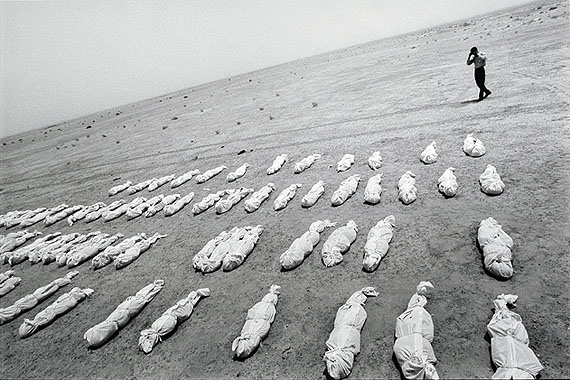 Dario Mitidieri: "Iraque 2003" (Leichensäcke), 2003, silver gelatine print, 50x60 cm