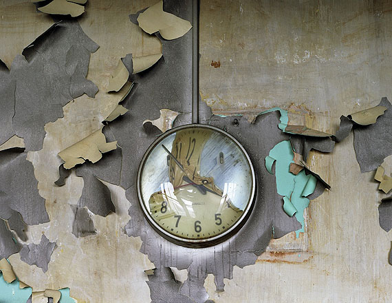 Melted Clock, Cass Technical School, 2008 © Yves Marchand & Romain Meffre, Courtesy Galerie Edwynn Houk