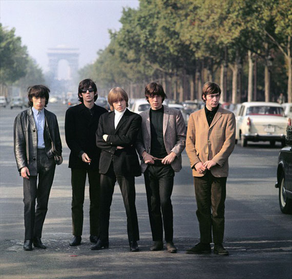 Les Rolling Stones, au milieu des Champs Elysées, Paris, mai 1965 © Jean-Marie Périer - courtesy Polka Galerie