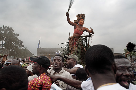 Guy TillimA traditional dancer and crowd salute Jean-Pierre Bemba as he walks to a rally from theairport, Kinshasa, July 2006.Series: Congo DemocraticJuly 2006Kinshasa, DRC