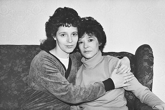 Konstanze Göbel: Halle / Saale, Cornelia B. mit ihrer Mutter Brigitte, 18.09.1989