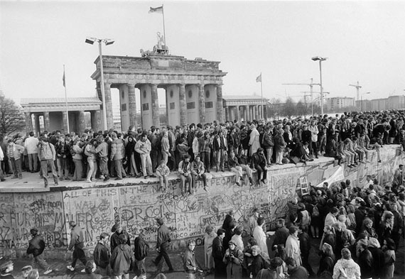 Barbara Klemm: Berlin, Die Mauer ist offen, 10.11.1989