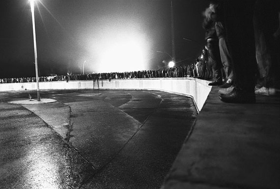 Ludwig Rauch: Berlin, Mauer am Brandenburger Tor, wenige Minuten vor der Maueröffnung, 09.11.1989