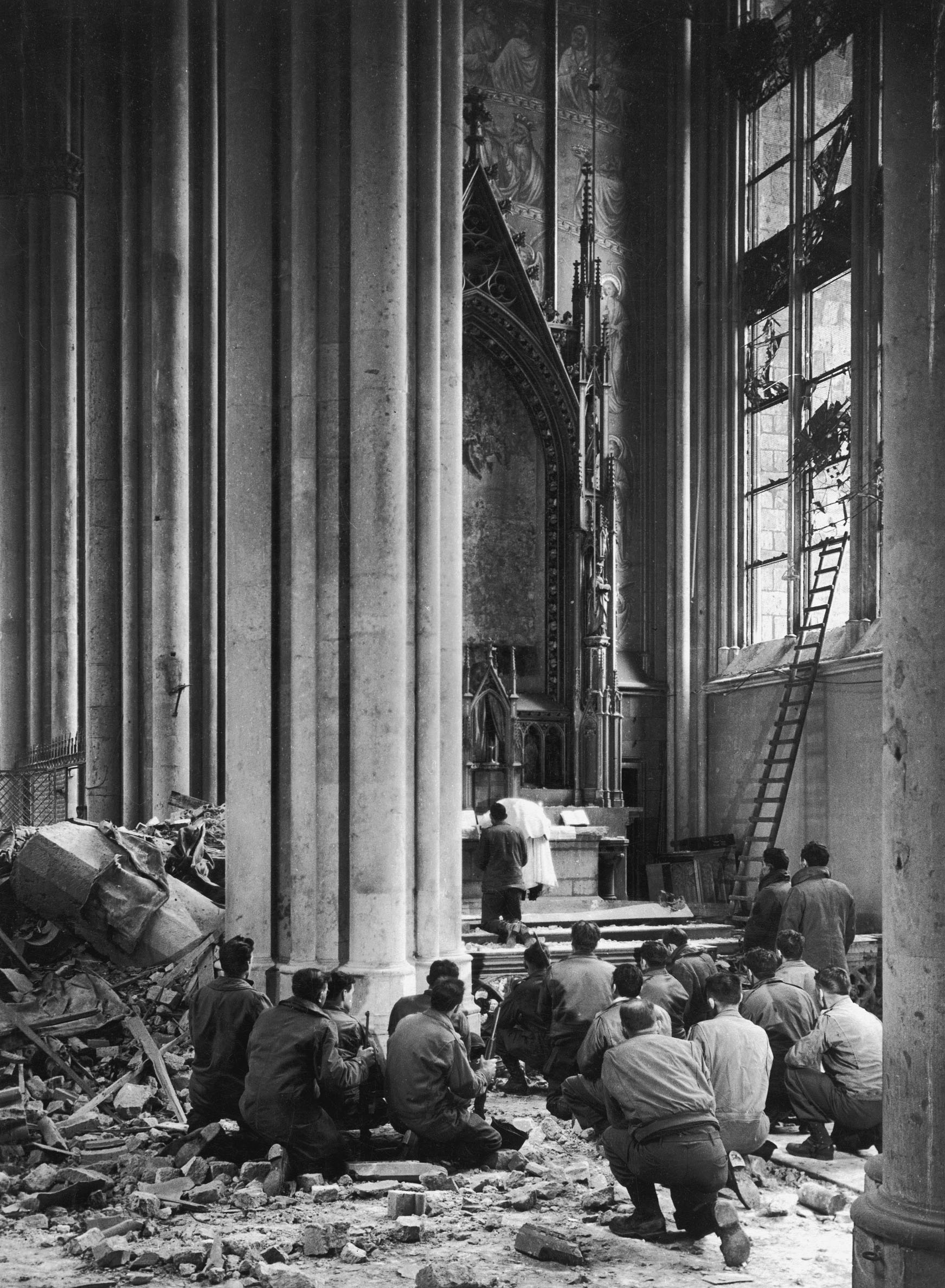 Margaret Bourke-White: Reverend Spiegelhoff from Milwaukee holding a mass for American GIs in the damaged CologneCathedral, Germany, March 1945Syracuse University Library Collection, New York © Time & Life / Getty Images