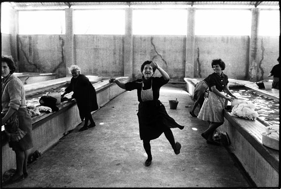 Robert Lebeck: 'Wäscherinnen', Cullera 1964 © Robert Lebeck