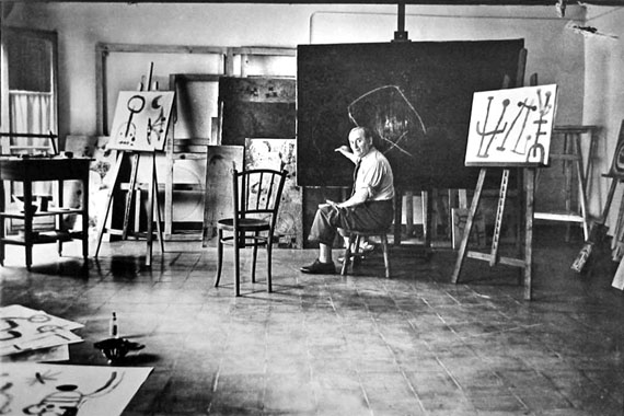 © Ernst Scheidegger, Joan Miro beim Malen im Atelier in Montroig 1952/53, Heliogravüre der 90-Jahre