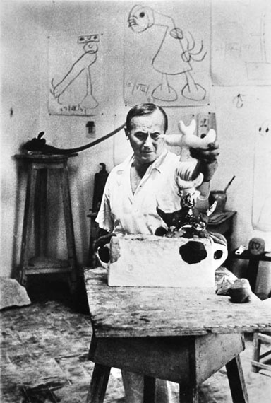 © Ernst Scheidegger, Juan Miro im Atelier in Katalanien an einer Plastik arbeitend