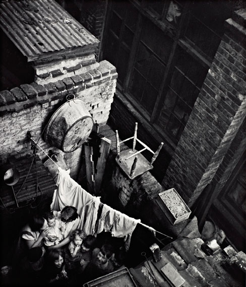 Edith Tudor-HartGee Street, Finsbury, London, um 1936Neuer Silbergelatine-Abzug, 34,1 × 29 cm© Scottish National Portrait Gallery / Archive presented by Wolfgang Suschitzky 2004