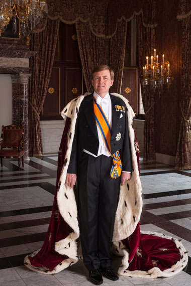 Koos Breukel: Seine Majestät König Willem-Alexander mit dem KönigsumhangApril 2013 © RVD; Koos Breukel
