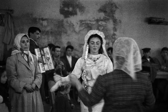 Ara GülerHochzeit einer Einwandererfamilie in Taşlıtarla, 1959Pigmentprint auf Hahnemühle Büttenpapier30 × 45 cm1/15