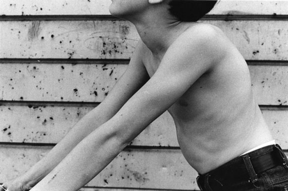 © Mark Cohen, Bare thin arms against aluminum siding, 1981
