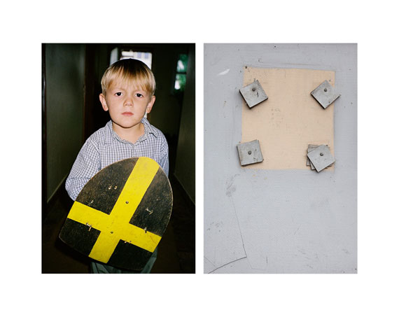 Aus der Serie "Second Glance", Junge mit Schild / Quadrate