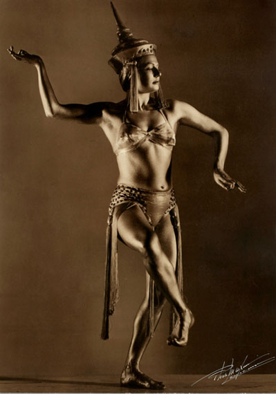 Max Bressler: Portrait en pied d'une danseuse du Ballet Tamara Buz, 1938