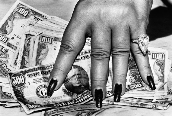 Helmut NewtonFat hand and dollarsMonte Carlo, 1986© Helmut Newton Estate