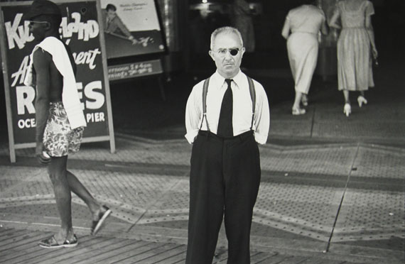 Louis FaurerBoardwalk Atlantic City, N.J., 1937-38/1980Silbergelatineabzug von 1980, 27,9 x 35,6 cm© Louis Faurer Estate