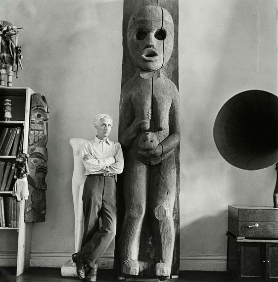 Hermann Landshoff: Max Ernst at Peggy Guggenheim’s Home, New York, fall 1942© Münchner Stadtmuseum, Archive Hermann Landshoff