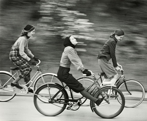 Hermann Landshoff: ‘The Bicyclers’, published in ‘Junior Bazaar’ August 1946© Münchner Stadtmuseum, Archive Hermann Landshoff