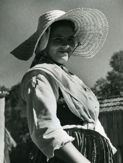 Alfred EhrhardtJunges Mädchen aus Nordwest-Spanien1951Vintage Silbergelatineabzug23,5 x 17,5 cm© bpk / Alfred Ehrhardt Stiftung