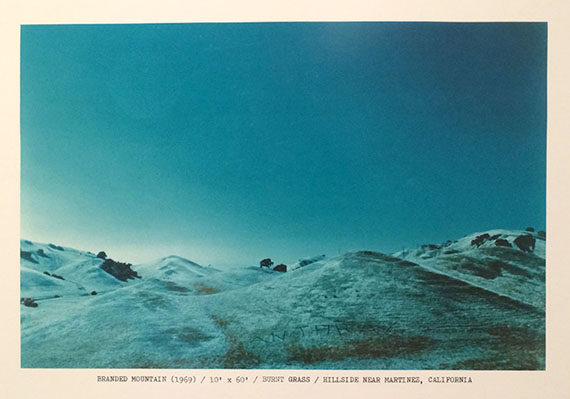 Dennis OppenheimMindtwist: A Portfolio of Burnt Out Thoughts:Branded Mountain (1969)/Burnt Grass/Hillside Near Martinez, California, 1977Chromogenic print76,2 x 101,6 cm©Estate of Dennis Oppenheim, courtesy of Feroz Galerie