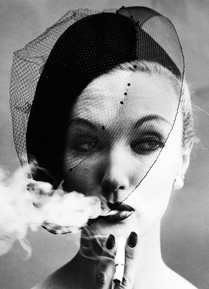 Smoke + Veil, Paris 1958 © William Klein