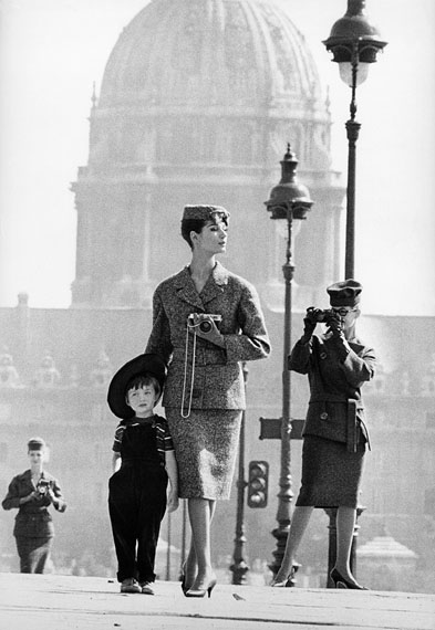 "Fashion at Invalides for Jardin de Modes", Paris, 1958  © Frank Horvat | Courtesy Galerie Hiltawsky