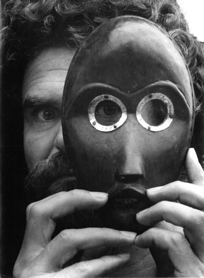 Leonore Mau: Hubert Fichte mit Dan-Maske, Hamburg 1979 © Nachlass Leonore Mau, S. Fischer Stiftung