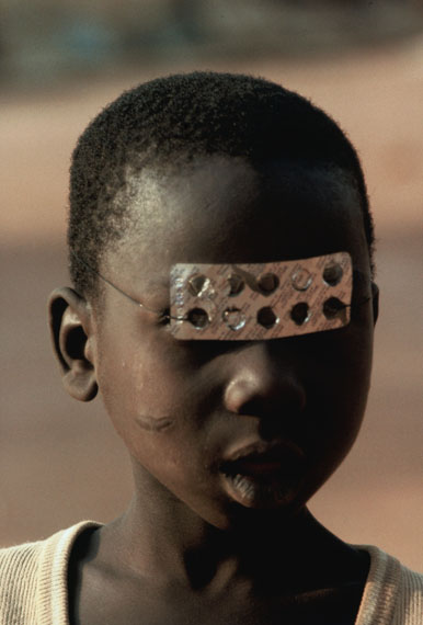 Leonore Mau: Junge mit Blister-Maske, Benin 1983 © Nachlass Leonore Mau, S. Fischer Stiftung