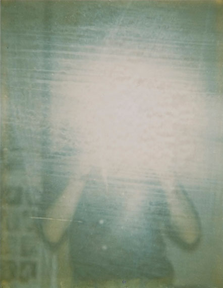 Timm RautertSelbst, im Spiegel, 1972Farbfotografie, Polaroid, auf KartonVintage, 9,4 x 7,2 cm&copa; Timm Rautert / Courtesy Parotta Contemporary Art Stuttgart