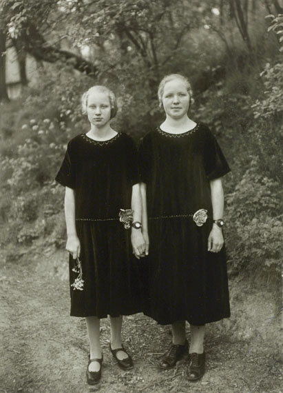 August Sander: Bauernmädchen / Country Girls, 1925 © Photographische Sammlung/SK Stiftung Kultur, Cologne