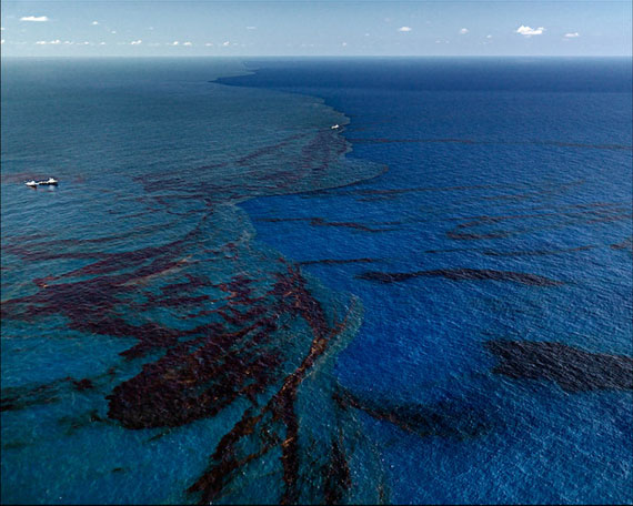 Edward Burtynsky, “Oil Spill #9, Oil Slick at Rip Tide, Gulf of Mexico“, June 24, 2010, C-Print, 99,1 x 132,1 cm© Edward Burtynsky, courtesy Galerie Stefan Röpke, Köln / Galerie Springer Berlin