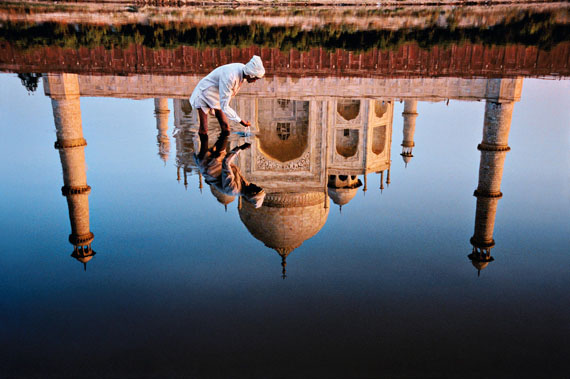 Taj Mahal Reflection, Uttar Pradesh, Agra, India, 1999, C-Print, 47 x 70,5 cm, © Steve McCurry / Magnum Photos