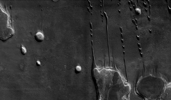 Barchane in einem Kratergebiet, 41,5 ° Süd, 44,6 ° Ost© NASA/JPL/The University of Arizona/Éditions Xavier BarralÉditions Xavier Barral "MARS, UNE EXPLORATION PHOTOGRAPHIQUE", 2013
