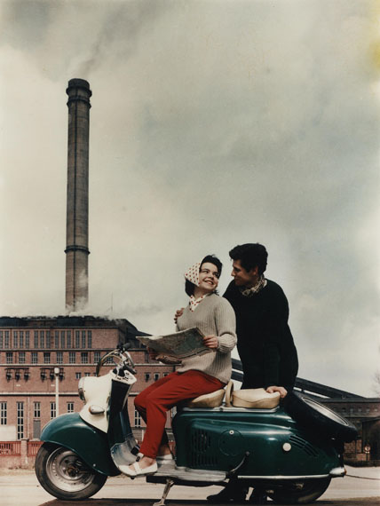 Kurt Schwarzer: Paar mit Moped vor dem Kraftwerk Vockerode, 1963
Titelbild der Frauenzeitschrift „Für Dich“ (Heft 18/1963)
© Stiftung Deutsches Historisches Museum