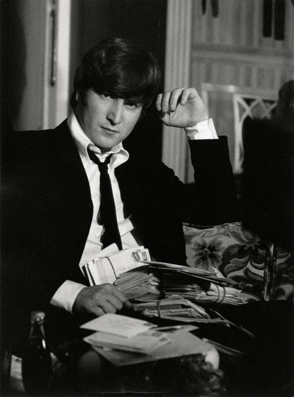 Max Scheler: 'John Lennon mit Fan-Post', London 1964 © Max Scheler 
