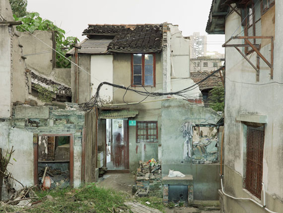 Peter Bialobrzeski  „Nail Houses #09“ aus der Serie „Nail Houses – or the Destruction of Lower Shanghai"