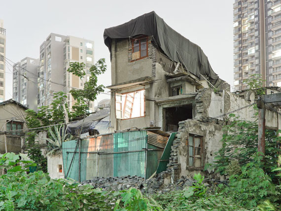 Peter Bialobrzeski  „Nail Houses #16“ aus der Serie „Nail Houses – or the Destruction of Lower Shanghai"