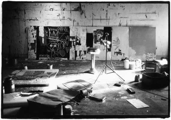 Jean-Michel Basquiat, Studio on Mercerstreet, New York 1983. © Roland Hagenberg. Courtesy of ponyhof artclub contemporary art