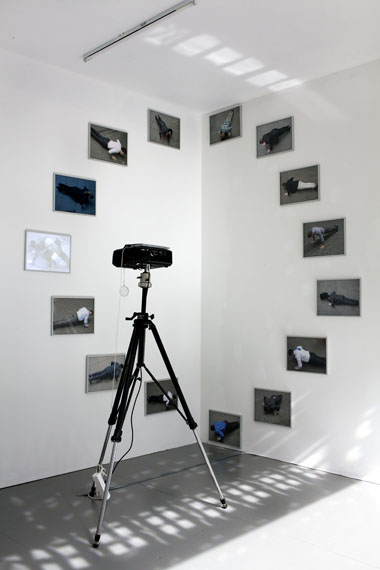 Anouk KruithofPush up, 2013Installation von 14 gerahmten Ultrachromedruckenauf Hahnemühle photorag paper und einem leeren Rahmen 30 x 40 cm mit einer Projektion (loop)Auflage: 4+1© Anouk Kruithof
