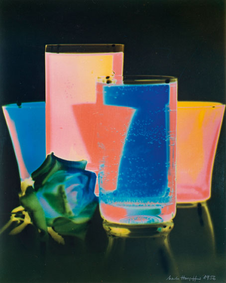 Marta HoepffnerGläser mit Rose, 1956Farbsolarisation, 51 x 41 cm