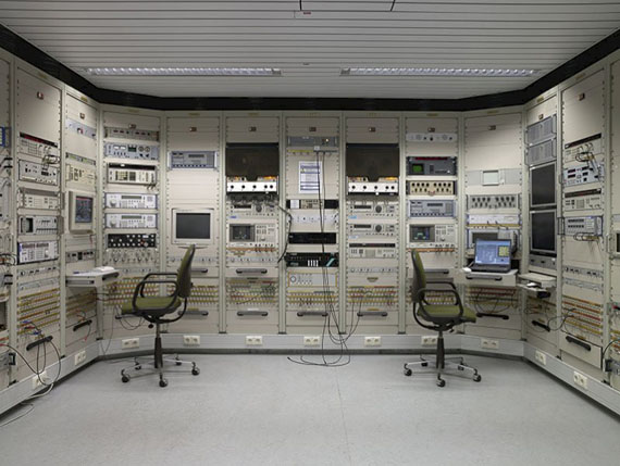 BND HEADQUARTERS IN PULLACH.
A secret facility located off-site. A Signal Intelligence (SIGINT) control room.
© Martin Schlüter / Kunstfoyer Munich
