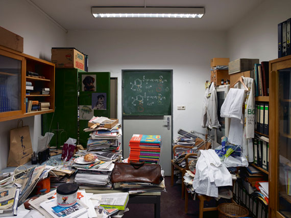 BND HEADQUARTERS IN PULLACH.
New tract: chemical laboratories. Office of a natural scientist. On the left, a sandwich – 
someone had obviously been working here just moments before.
© Martin Schlüter / Kunstfoyer Munich