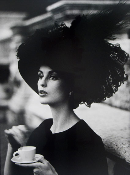Dorothy, feather hat and coffee, Rome, 1962 © William Klein. Courtesy Michael Hoppen Gallery.