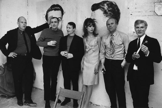 Ken Heyman: v.l.n.r. Claes Oldenburg, Tom Wesselmann, Roy Lichtenstein, Jean Shrimpton, James Rosenquist und Andy Warhol, New York, 1964
