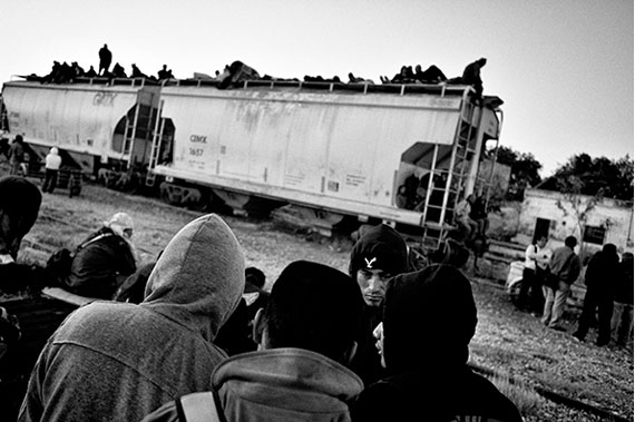 Kadir van Lohuizen: Arriaga station, Mexico - Migrants on their way to the US wait for a train going North © Kadir van Lohuizen | NOOR